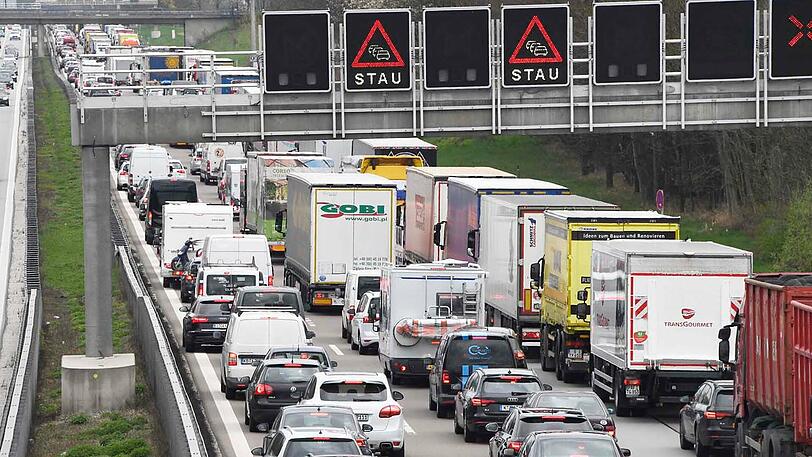 Mega-Stau auf der A9 Richtung Nürnberg - die Bilder vom Bergungseinsatz am Donnerstag.