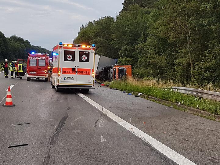 Schwerer Lkw-Unfall auf der A6 bei Ansbach endet tödlich.