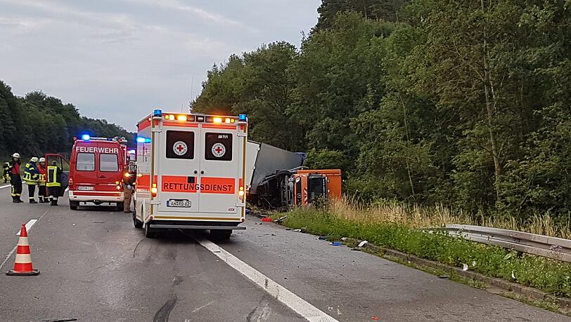 Schwerer Lkw-Unfall auf der A6 bei Ansbach endet tödlich. Schwerer Lkw-Unfall auf der A6 bei Ansbach endet tödlich.