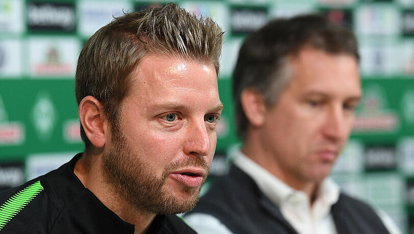 "Es kann gut sein, dass er gegen Hannover noch auf der Bank sitzt", sagt Werder-Sportchef Frank Baumann (hinten) über Interimstrainer Florian Kohfeldt. "Es kann gut sein, dass er gegen Hannover noch auf der Bank sitzt", sagt Werder-Sportchef Frank Baumann (hinten) über Interimstrainer Florian Kohfeldt.