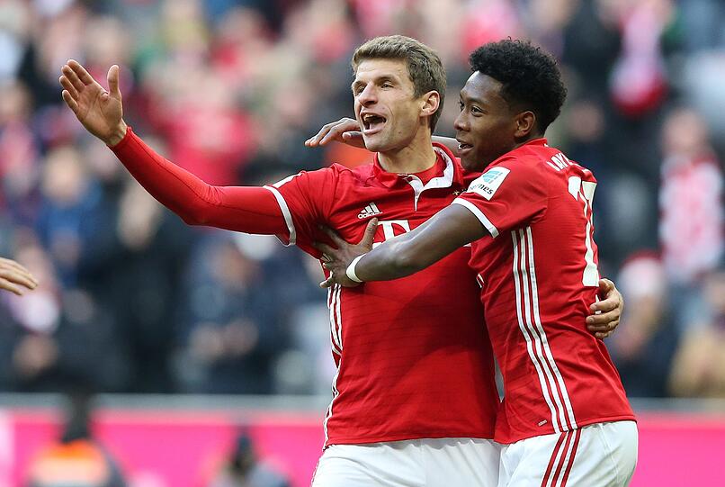Auch am 25. Februar 2017 siegte der FC Bayern daheim mit 8:0 - hier jubeln Thomas Müller und David Alaba. Robert Lewandowski traf drei Mal, Kingsley Coman zwei Mal. Den Rest erledigten Arturo Vidal, Arjen Robben und eben Alaba.