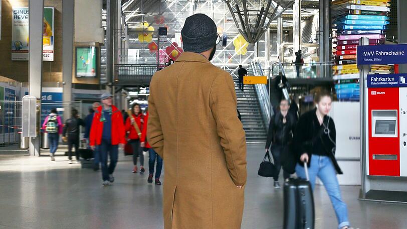 Marcel Mühlbauer am Münchner Hauptbahnhof. Hier wird er oft kontrolliert.