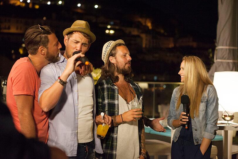 Die Bilder von der ausgelassenen Rooftop-Karaoke-Party.