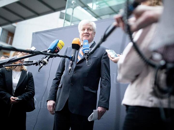 Horst Seehofer spricht zu Beginn der Sitzung des Innenausschusses zu den Medienvertretern. Ein Jahr nach seinem Amtsantritt als Bundesinnenminister will er Bilanz ziehen.