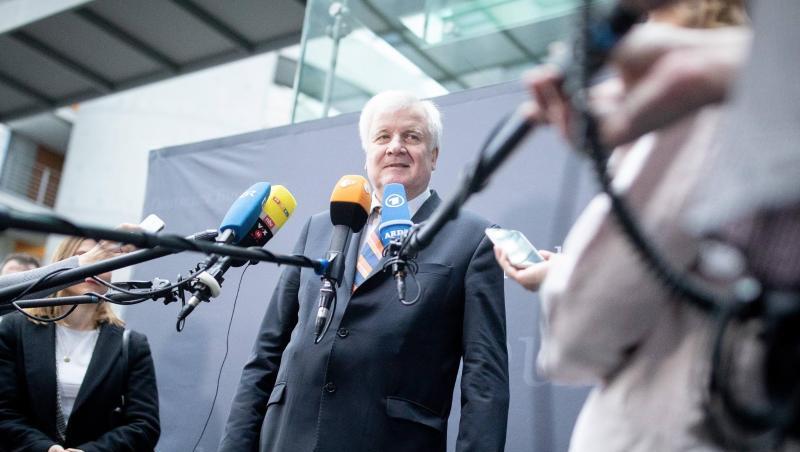 Horst Seehofer spricht zu Beginn der Sitzung des Innenausschusses zu den Medienvertretern. Ein Jahr nach seinem Amtsantritt als Bundesinnenminister will er Bilanz ziehen. Horst Seehofer spricht zu Beginn der Sitzung des Innenausschusses zu den Medienvertretern. Ein Jahr nach seinem Amtsantritt als Bundesinnenminister will er Bilanz ziehen.