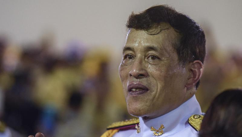 Der thailändische König Maha Vajiralongkorn grüßt seine Anhänger nach einer buddhistischen Zeremonie im Großen Palast.