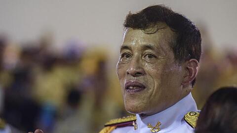 Der thailändische König Maha Vajiralongkorn grüßt seine Anhänger nach einer buddhistischen Zeremonie im Großen Palast.