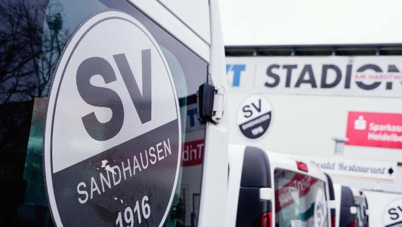 Autos mit dem Vereinslogo stehen vor dem BWT-Stadion am Hardtwald.
