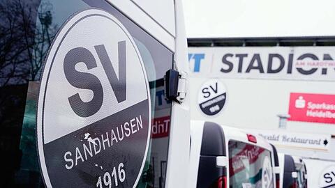 Autos mit dem Vereinslogo stehen vor dem BWT-Stadion am Hardtwald.