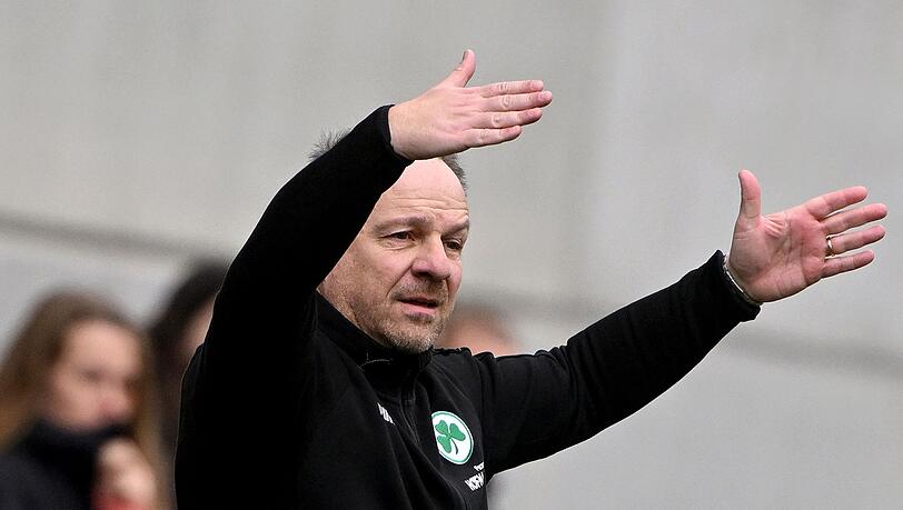 Der Fürther Trainer Alexander Zorniger gibt taktische Anweisungen.