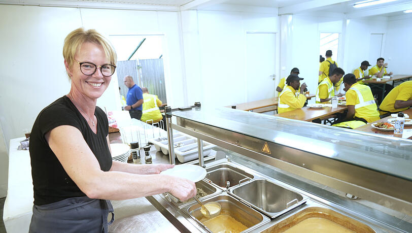In der Kantine gibt es jeden Tag zwei wechselnde Gerichte. In der Kantine gibt es jeden Tag zwei wechselnde Gerichte.