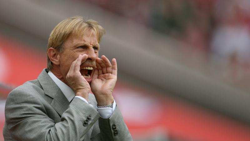 Lautsprecher auf Kuschelkurs: Kölns Trainer Daum lobt die Bayern - und sogar auch Klinsmann und Hoeneß. Lautsprecher auf Kuschelkurs: Kölns Trainer Daum lobt die Bayern - und sogar auch Klinsmann und Hoeneß.