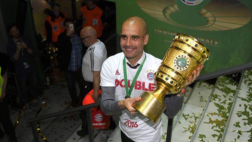 Weiß wie man mit dem FC Bayern mit dominantem Fußball Trophäen einfährt: Pep Guardiola. Weiß wie man mit dem FC Bayern mit dominantem Fußball Trophäen einfährt: Pep Guardiola.