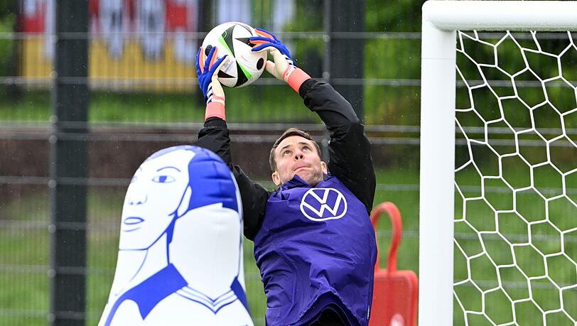 Deutschlands Torwart Manuel Neuer in Aktion während des Trainings.