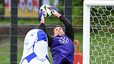 Deutschlands Torwart Manuel Neuer in Aktion während des Trainings.