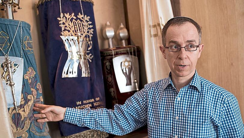 Seit 2007 ist Tom Kucera Rabbiner der Liberalen Gemeinde Beth Shalom in München. Bevor er seine geistliche Ausbildung am Abraham-Geiger-Kolleg in Potsdam absolvierte, studierte er Bio-Chemie, promovierte auch darin.