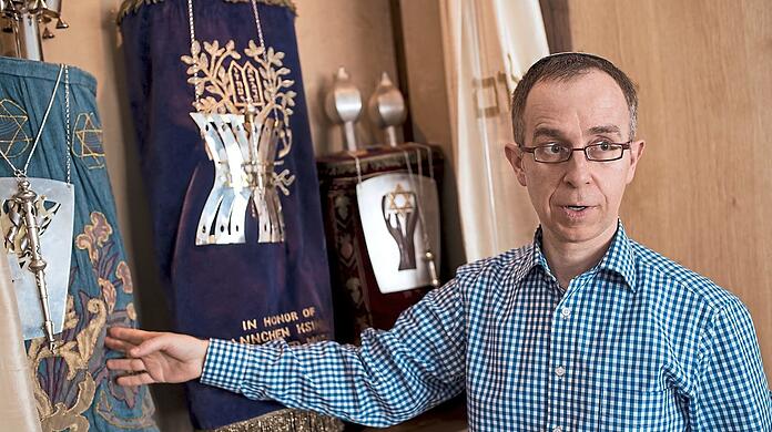 Seit 2007 ist Tom Kucera Rabbiner der Liberalen Gemeinde Beth Shalom in München. Bevor er seine geistliche Ausbildung am Abraham-Geiger-Kolleg in Potsdam absolvierte, studierte er Bio-Chemie, promovierte auch darin.