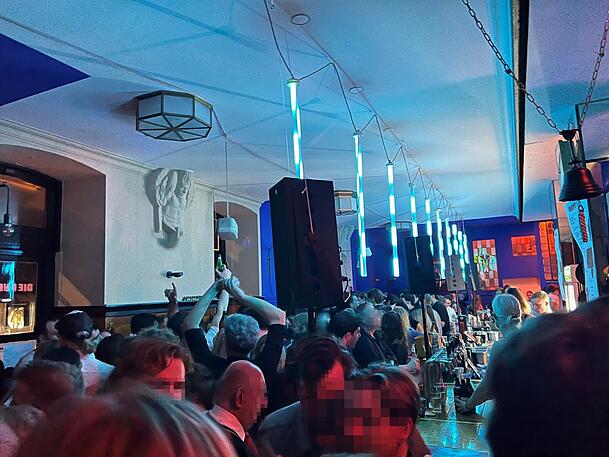 Volles Haus am offiziellen Eröffnungstag: Schon um 18 Uhr ist die wiedereröffnete Kneipe brechend voll. Volles Haus am offiziellen Eröffnungstag: Schon um 18 Uhr ist die wiedereröffnete Kneipe brechend voll.