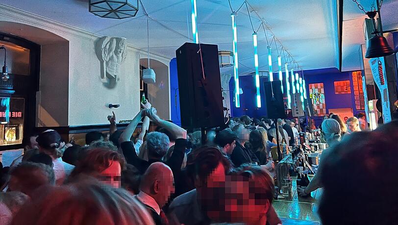 Volles Haus am offiziellen Eröffnungstag: Schon um 18 Uhr ist die wiedereröffnete Kneipe brechend voll. Volles Haus am offiziellen Eröffnungstag: Schon um 18 Uhr ist die wiedereröffnete Kneipe brechend voll.