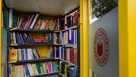 In diesem fr&uuml;heren Telefonh&auml;uschen k&ouml;nnen Menschen in Dresden B&uuml;cher deponieren und mitnehmen. (Archivbild)