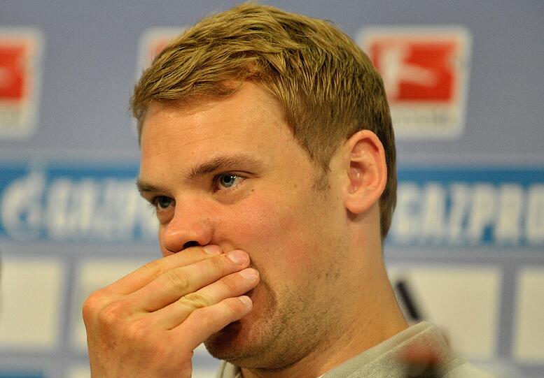 Manuel Neuer mit feuchten Augen bei der Pressekonferenz