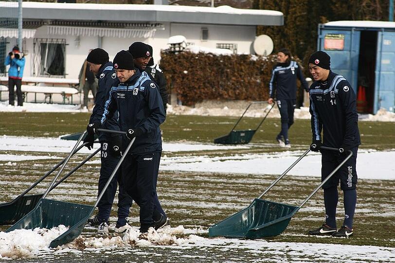 Seit sechs Spielen in Folge sind die Sechzger nunmehr ungeschlagen - damit das auch gegen Aufstiegsaspirant Düsseldorf so weitergeht, muss fleißig trainiert werden - und damit man fleißig trainieren konnte, musste das Maurer-Team am Donnerstag an die Schneeschippe...