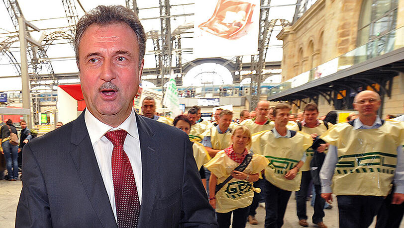 Der Chef der Gewerkschaft Deutscher Lokführer Claus Weselsky wird immer unbeliebter. Grund sind die ausufernden Streiks. Der Chef der Gewerkschaft Deutscher Lokführer Claus Weselsky wird immer unbeliebter. Grund sind die ausufernden Streiks.