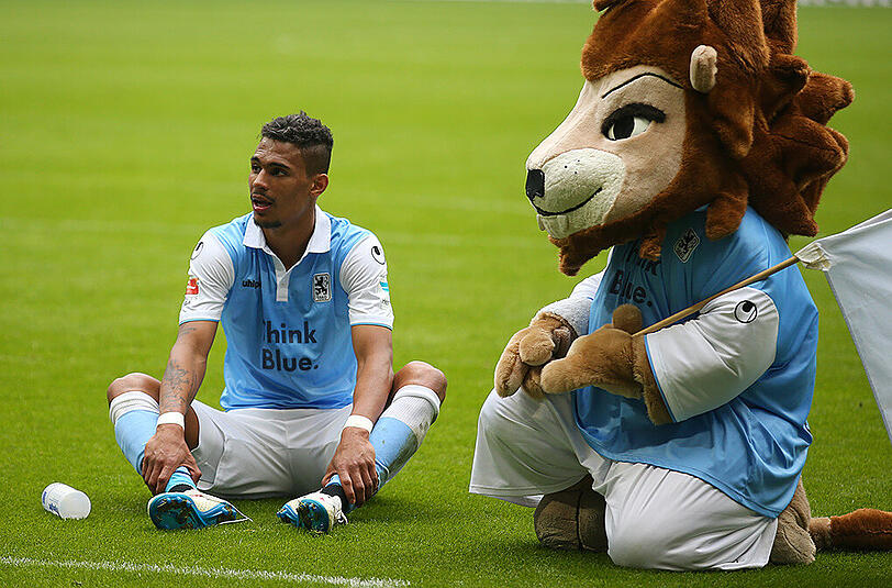 Rubin Okotie sucht noch immer nach seiner Hinrunden-Form. Da kann auch Löwen-Maskottchen "Sechzgerl" nicht helfen.
