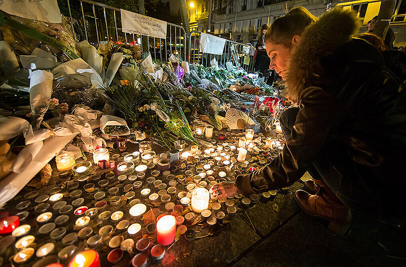 Pariser gedenken vor dem Bataclan-Theater den Opfern des Massakers.
