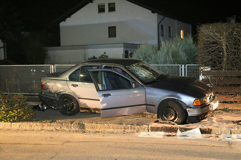 Der Fahrer landete unsanft mit seinem Auto im Gartenzaun.