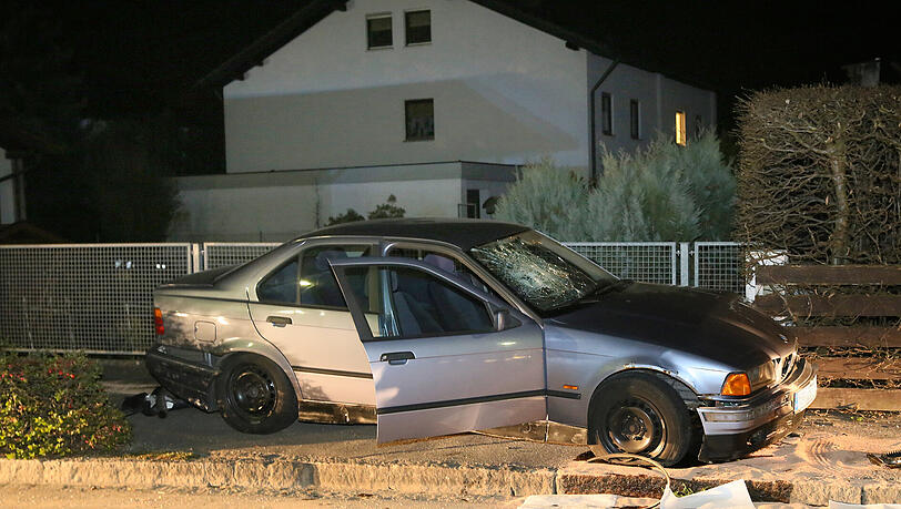 Der Fahrer landete unsanft mit seinem Auto im Gartenzaun. Der Fahrer landete unsanft mit seinem Auto im Gartenzaun.