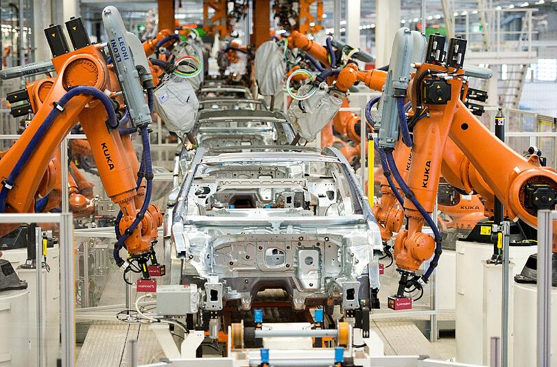 Schweissroboter im VW-Werk in Emden: Der Rechtsstreit mit einem Zulieferer könnte die Produktion bei Europas größtem Autobauer noch für Wochen beeinträchtigen. Foto: Nigel Treblin/Volkswagen/Archiv