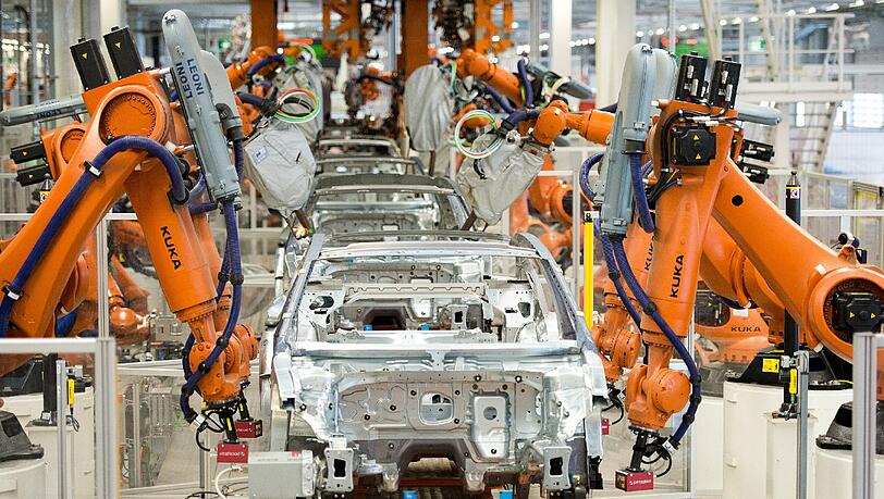 Schweissroboter im VW-Werk in Emden: Der Rechtsstreit mit einem Zulieferer könnte die Produktion bei Europas größtem Autobauer noch für Wochen beeinträchtigen. Foto: Nigel Treblin/Volkswagen/Archiv Schweissroboter im VW-Werk in Emden: Der Rechtsstreit mit einem Zulieferer könnte die Produktion bei Europas größtem Autobauer noch für Wochen beeinträchtigen. Foto: Nigel Treblin/Volkswagen/Archiv