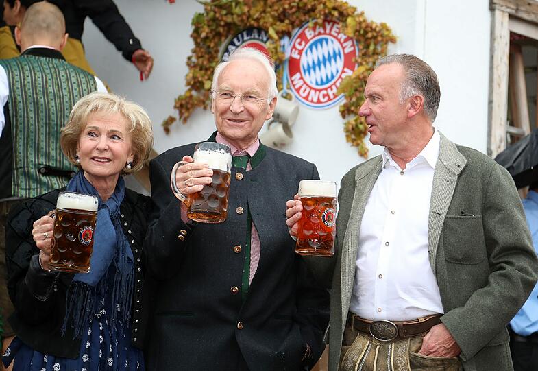 Karin und Edmund Stoiber mit Bayern-Boss Karl Heinz Rummenigge.