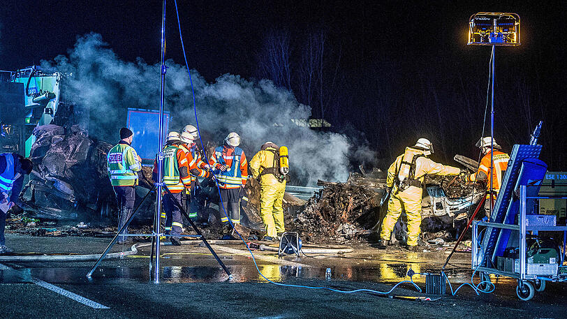 Polizei und Feuerwehr sind am Donnerstag bei Heilbronn auf der A6 an der Unfallstelle im Einsatz.