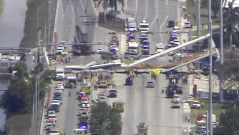 Dieses Videostandbild zeigt die eingestützte Fußgängerbrücke in Miami (bestmögliche Qualität).