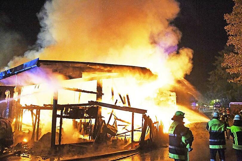 Der Handwerkerhof im Manthal ist in der Nacht auf Sonntag komplett abgebrannt. Die Bilder vom Einsatz.