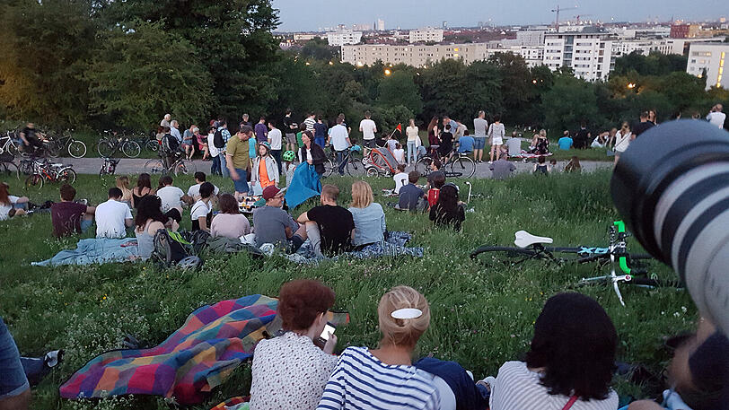 Sommernachtstraum unterm Sternenhimmel: Viele Münchner verfolgten das Spektakel auf dem Olympiaberg.