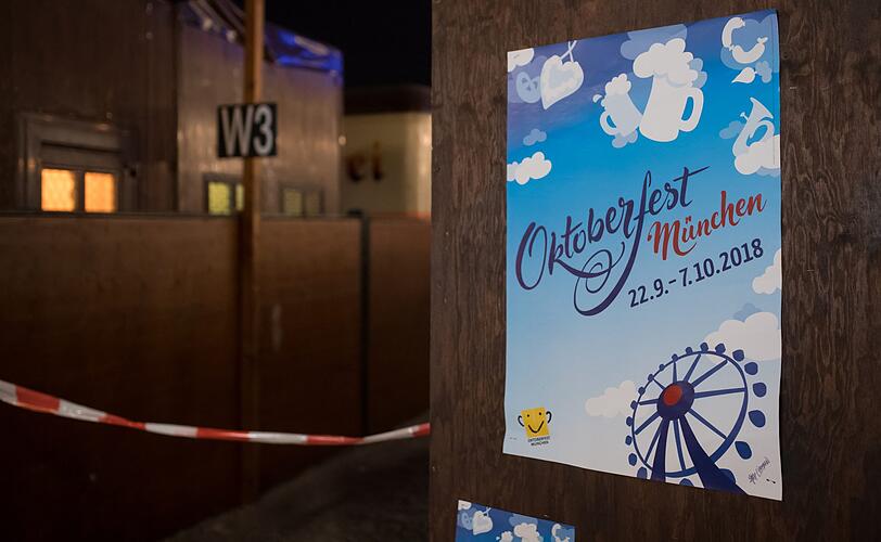 Bei einem Streit auf dem Münchner Oktoberfest ist ein Mann tödlich verletzt worden. Die Fahndung nach dem Täter läuft. Die Polizei sucht Zeugen, die den Streit im Augustiner-Zelt beobachtet haben.