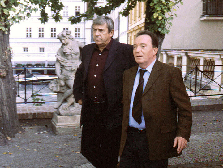 "Tatort": Kommissar Ehrlicher (Peter Sodann, r.) und sein tschechischer Kollege Major Cerny (Zdenek Maryska) ermitteln gemeinsam in der Goldenen Stadt