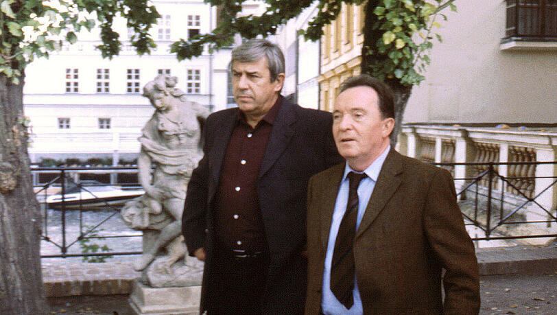 "Tatort": Kommissar Ehrlicher (Peter Sodann, r.) und sein tschechischer Kollege Major Cerny (Zdenek Maryska) ermitteln gemeinsam in der Goldenen Stadt "Tatort": Kommissar Ehrlicher (Peter Sodann, r.) und sein tschechischer Kollege Major Cerny (Zdenek Maryska) ermitteln gemeinsam in der Goldenen Stadt