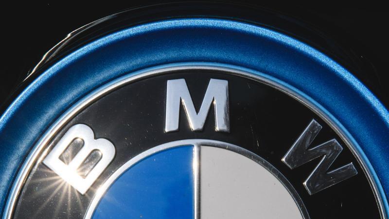 Die Sonne spiegelt sich in einem Logo des Autoherstellers BMW. (Archivbild) Die Sonne spiegelt sich in einem Logo des Autoherstellers BMW. (Archivbild)