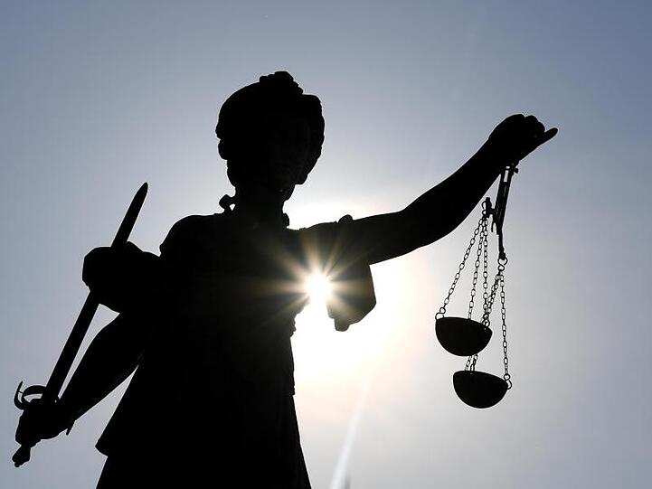 Die Statue der Justitia steht mit einer Waage und einem Schwert in der Hand. Foto: Arne Dedert/dpa/Archivbild