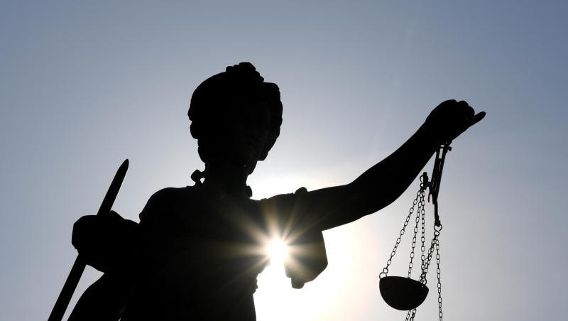 Die Statue der Justitia steht mit einer Waage und einem Schwert in der Hand. Foto: Arne Dedert/dpa/Archivbild Die Statue der Justitia steht mit einer Waage und einem Schwert in der Hand. Foto: Arne Dedert/dpa/Archivbild