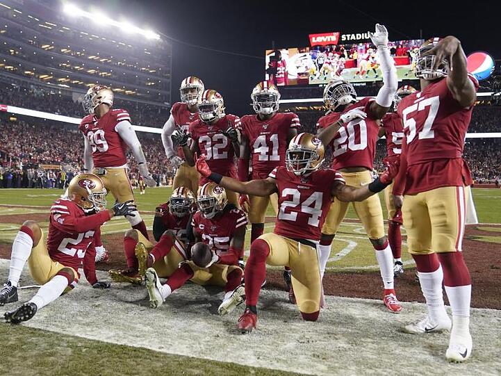 Die Spieler der San Francisco 49ers jubeln während des Spiels gegen die Green Bay Packers.