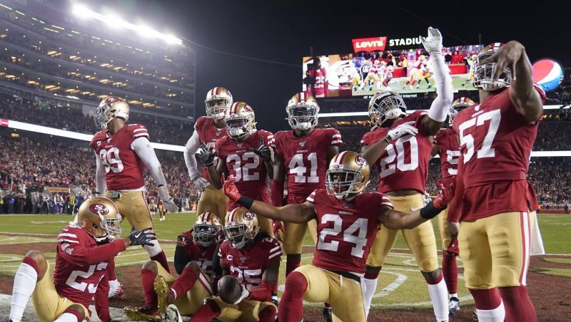 Die Spieler der San Francisco 49ers jubeln während des Spiels gegen die Green Bay Packers. Die Spieler der San Francisco 49ers jubeln während des Spiels gegen die Green Bay Packers.