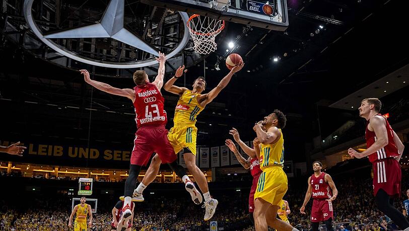"Sie haben uns in den Hintern getreten", sagt Bayern-Coach Trinchieri nach der 73:86-Pleite im ersten Finalspiel bei Alba Berlin.