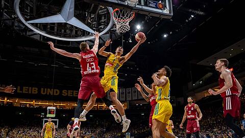 "Sie haben uns in den Hintern getreten", sagt Bayern-Coach Trinchieri nach der 73:86-Pleite im ersten Finalspiel bei Alba Berlin.