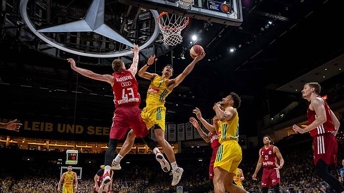 "Sie haben uns in den Hintern getreten", sagt Bayern-Coach Trinchieri nach der 73:86-Pleite im ersten Finalspiel bei Alba Berlin.