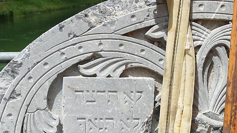 Fragmente des Tora-Schreins aus Marmor.